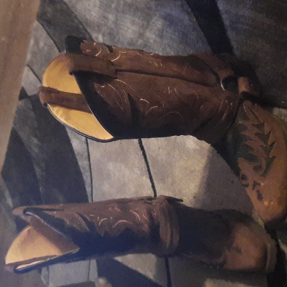 No longer ride anymore!They didn't fit.So I never wore at all.